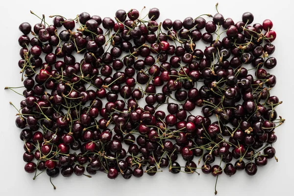 Vue de dessus des cerises douces et mûres sur fond blanc — Photo de stock