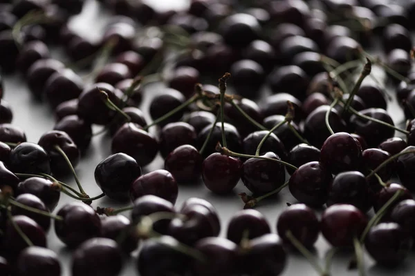 Enfoque selectivo de cerezas maduras, frescas, enteras y dulces - foto de stock