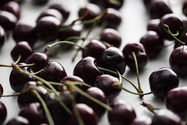 Enfoque selectivo de cerezas maduras, frescas, enteras y dulces - foto de stock