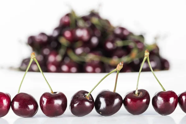 Enfoque selectivo de cerezas rojas, frescas, enteras y dulces - foto de stock