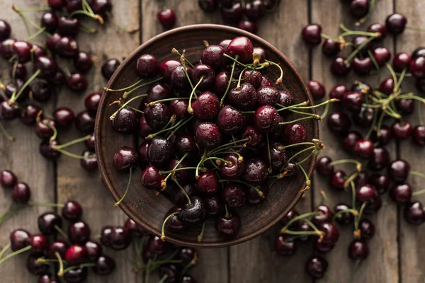 Vue de dessus des cerises rouges, fraîches, entières et mûres sur la surface en bois — Photo de stock