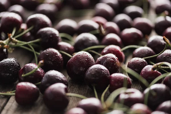 Foyer sélectif de cerises fraîches, entières et mûres sur la surface en bois — Photo de stock