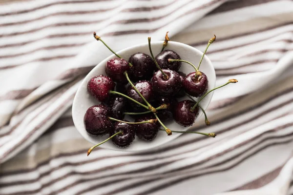 Vista superior de cerejas frescas, inteiras e maduras cobertas com gotas de água na tigela — Fotografia de Stock