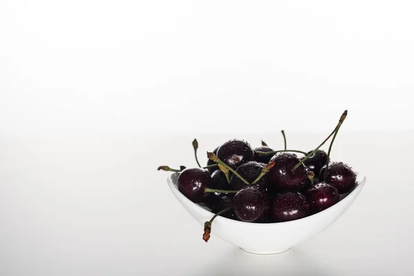 Cerejas frescas, doces e maduras cobertas com gotas de água na tigela — Fotografia de Stock