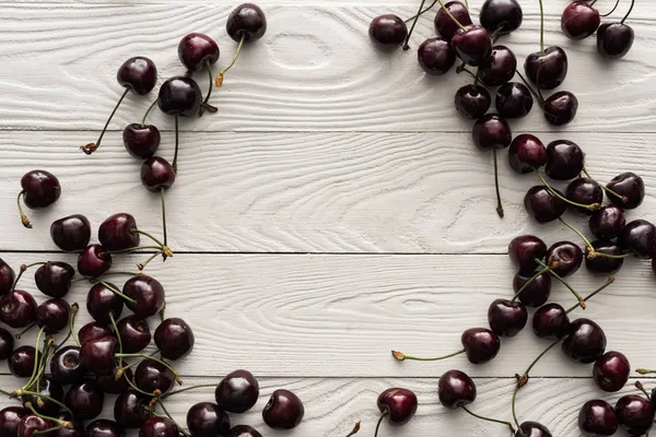 Vue de dessus des cerises fraîches, sucrées et mûres sur fond en bois — Photo de stock