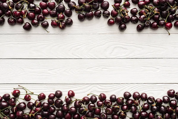 Vista superior de cerezas frescas, dulces y lavadas sobre fondo de madera - foto de stock