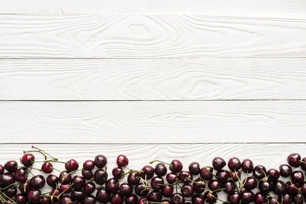 Draufsicht auf frische, süße und feuchte Kirschen auf Holzgrund mit Kopierraum — Stockfoto