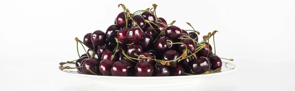 Plano panorámico de cerezas frescas, dulces, rojas y maduras en plato blanco - foto de stock