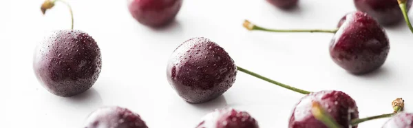 Tiro panorâmico de cerejas frescas, doces, vermelhas e maduras com gotas de água — Fotografia de Stock