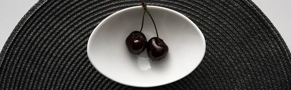 Tiro panorâmico de cerejas frescas, doces, vermelhas e maduras com gotas de água na tigela — Fotografia de Stock