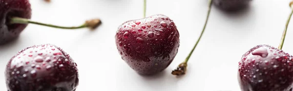 Plano panorámico de cerezas frescas, dulces, rojas y maduras con gotitas - foto de stock