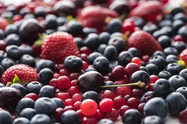 Selective focus of red, fresh and ripe cranberries, strawberries, blueberries and cherries — Stock Photo