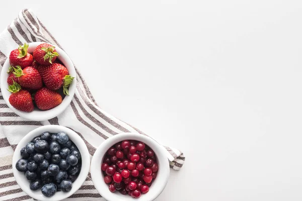 Von oben mit süßen Preiselbeeren und Blaubeeren, Erdbeeren auf Schalen mit Handtuch — Stockfoto