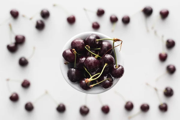 Vista superior de cerejas doces e frescas cobertas com gotas de água na tigela — Fotografia de Stock