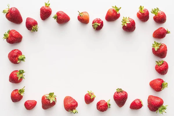 Vue de dessus des fraises douces et fraîches sur fond blanc — Photo de stock