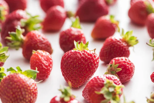 Selektiver Fokus von süßen und roten Erdbeeren auf weißem Hintergrund — Stockfoto