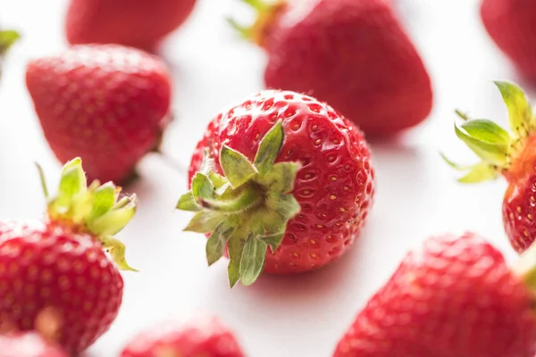 Selektiver Fokus von reifen und roten Erdbeeren auf weißem Hintergrund — Stockfoto