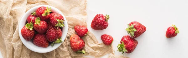 Plano panorámico de fresas frescas y maduras en tazón blanco con tela - foto de stock