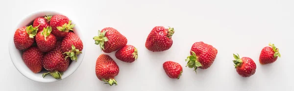 Panoramaaufnahme frischer und reifer Erdbeeren auf weißer Schüssel — Stockfoto