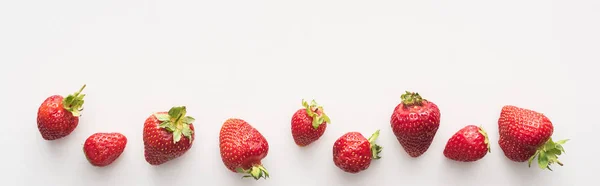 Plano panorámico de fresas frescas y maduras sobre fondo blanco - foto de stock