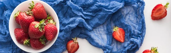 Panoramic shot of fresh and ripe strawberries on bowl with blue cloth — Stock Photo