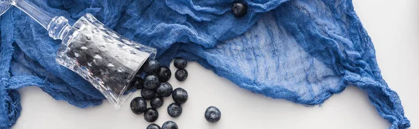 Plan panoramique de bleuets frais et sucrés, verre à vin avec chiffon bleu — Photo de stock