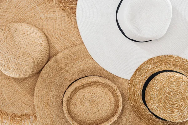Купа літніх бежевих і білих солом'яних шапок — стокове фото