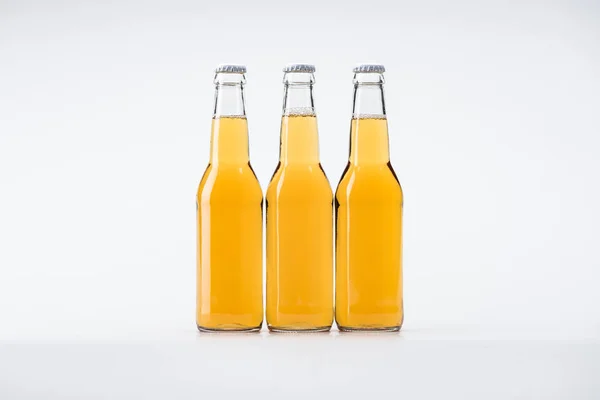 Trois bouteilles de bière sur fond blanc — Photo de stock