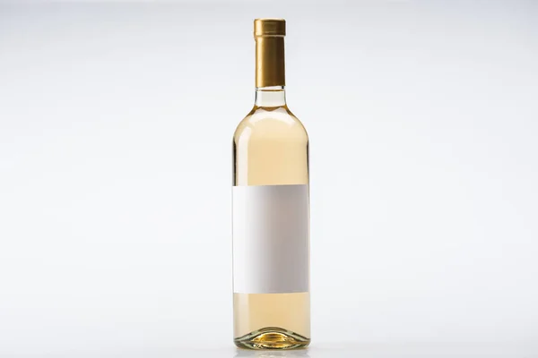 Flasche Weißwein mit leerem Etikett auf weißem Hintergrund — Stockfoto