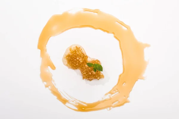 Draufsicht auf Honigkreis und Wabe mit Minze isoliert auf Weiß — Stockfoto