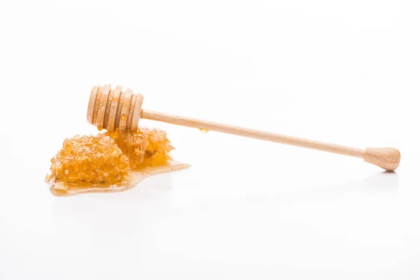 Panal de abeja con miel dulce y tarro de miel de madera aislado en blanco - foto de stock