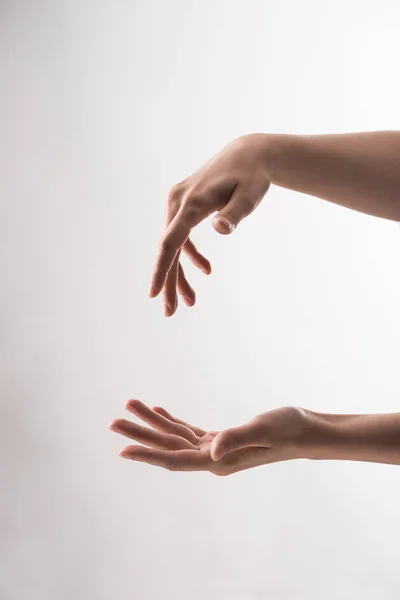 Vista ritagliata della donna con le mani gestuali su sfondo bianco — Foto stock