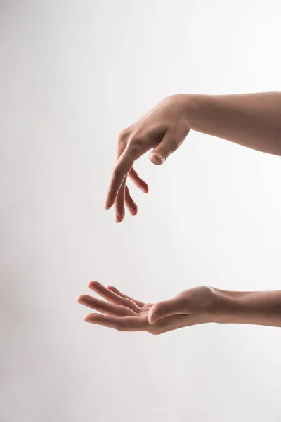 Vista recortada de la mujer con las manos gestuosas sobre fondo blanco - foto de stock