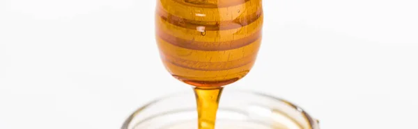 Plano panorámico de tarro de miel de madera con miel goteante aislada en blanco - foto de stock