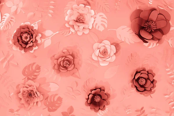 Draufsicht auf tropische Papierkorallen geschnittene Palmblätter und Blumen, minimalistischer Hintergrund — Stockfoto