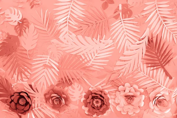 Плоский ліжко з кораловим тропічним папером вирізані пальми листя і квіти, мінімалістичний фон — стокове фото