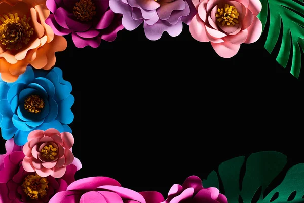 Ansicht von oben auf Papier geschnitten mehrfarbige Blumen isoliert auf schwarz mit Kopierraum — Stockfoto