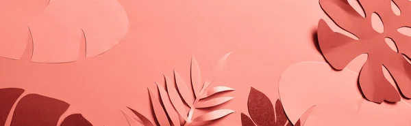 Tiro panorâmico de coral tropical papel cortar folhas de palma, fundo minimalista com espaço de cópia — Fotografia de Stock