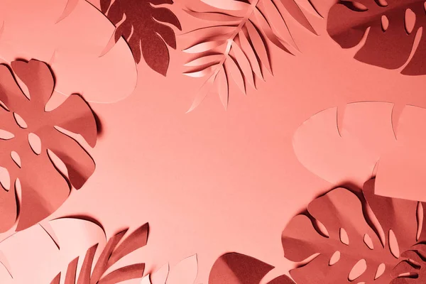 Cornice di foglie di palma taglio carta tropicale corallo, sfondo minimalista con spazio copia — Foto stock