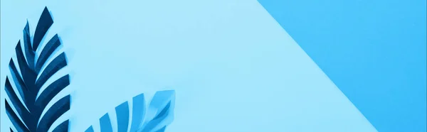 Panoramaaufnahme von Papierblättern auf blauem, minimalistischem Hintergrund mit Kopierraum — Stockfoto