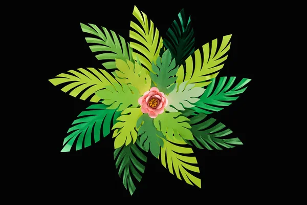 Вид зверху на папір вирізане зелене листя з рожевою квіткою ізольовано на чорному фоні — стокове фото