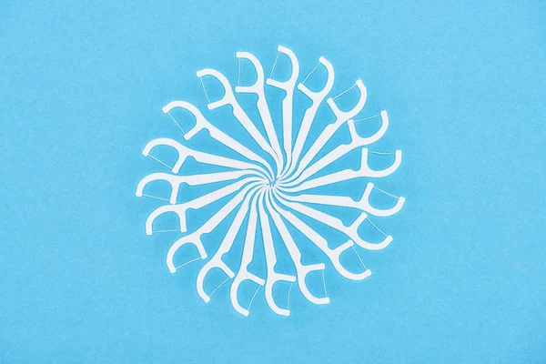 Top view of white floss toothpicks isolated on blue — Stock Photo