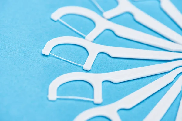 Mise au point sélective de bâtons de fil blanc isolés sur du bleu — Photo de stock