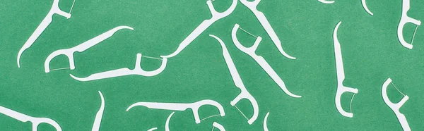 Панорамний знімок зубочисток білокрилки ізольовані на зеленому — стокове фото