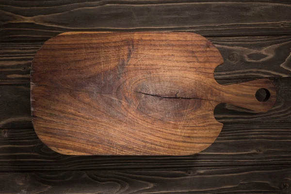 Ansicht des Holzschneidebretts auf braunem Tisch — Stockfoto
