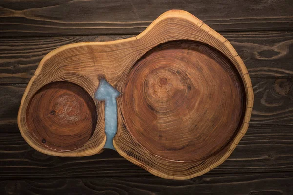 Вид зверху на дерев'яні обробні дошки на коричневому столі — стокове фото