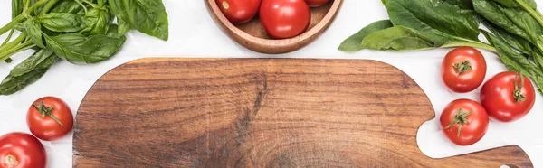 Colpo panoramico di tagliere di legno, verde e pomodorini — Foto stock