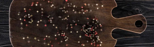 Панорамный снимок деревянной доски со специями на столе — стоковое фото