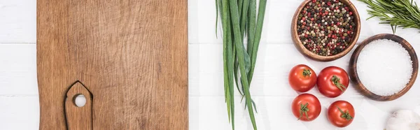 Панорамный снимок деревянной доски, чеснока, соли, помидоров черри, специй и зелени — стоковое фото