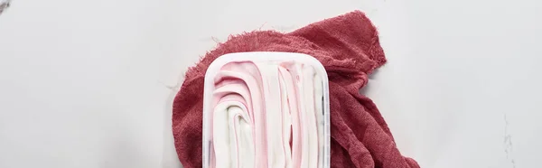 Вид зверху смачне морозиво з тканиною на мармуровому сірому фоні, панорамний знімок — стокове фото